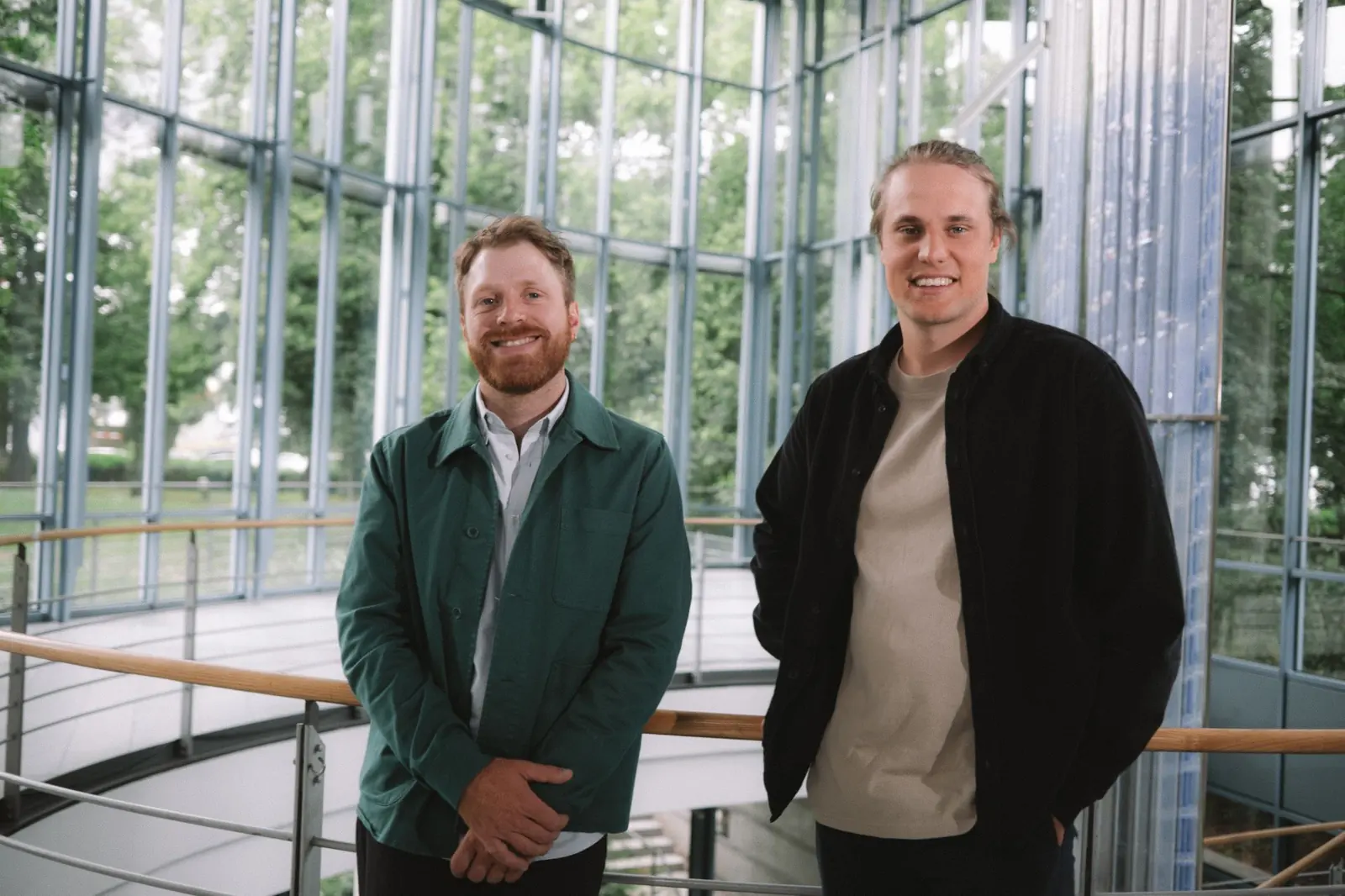 Lukas Höllerer und Maximilian Biehler im verglasten Treppenhaus der Max-Reger-Halle
