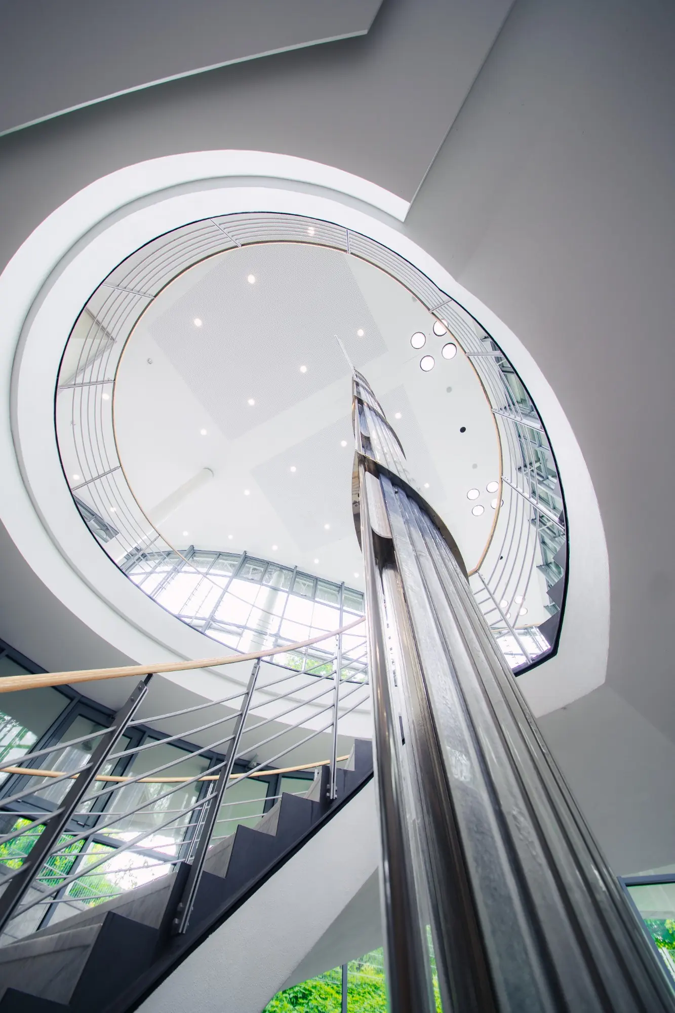 Blick von unten in die Rotunde mit Wendeltreppe und Glaskuppel