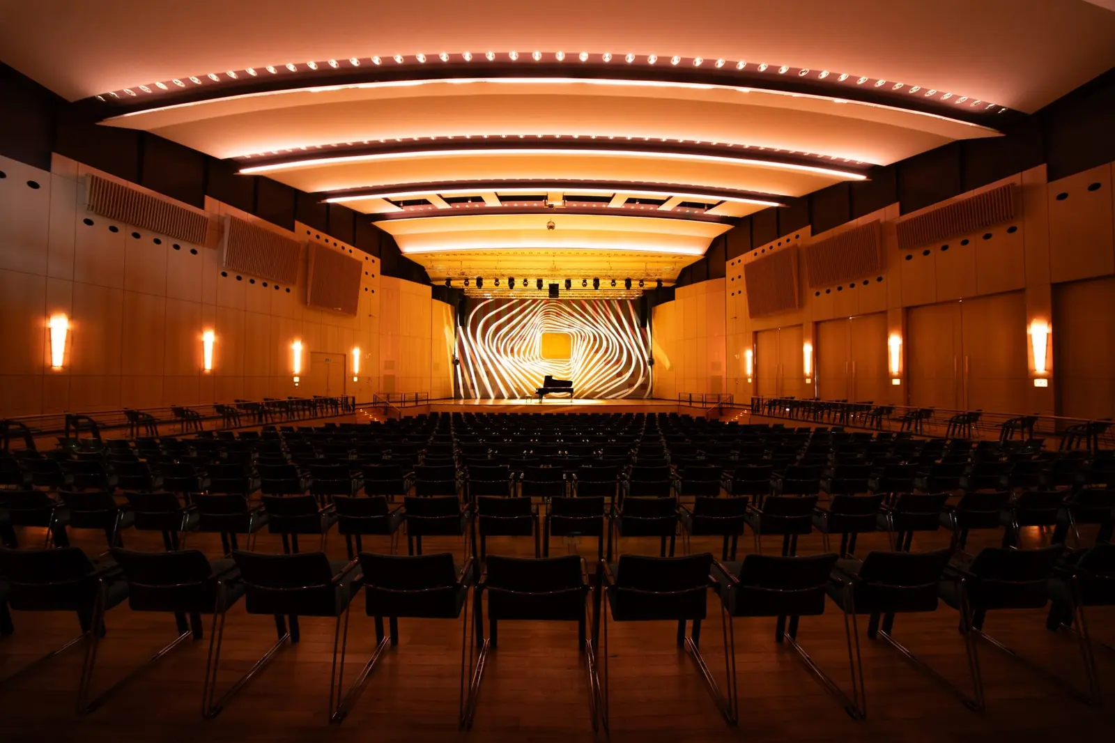 Der Konzertsaal der Max-Reger-Halle mit Flügel auf der beleuchteten Bühne